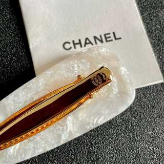 Chanel Pearl Acrylic CC Hair Clip – Elegant Luxury Fashion Accessory