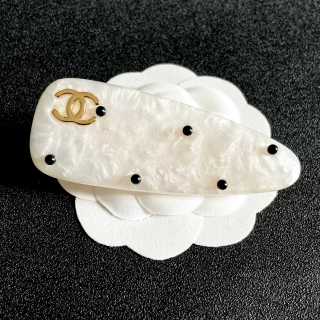 Chanel Pearl Acrylic CC Hair Clip – Elegant Luxury Fashion Accessory