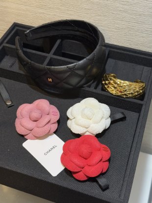 Chanel Camellia Flower Brooch – Elegant Luxury Fashion Accessory