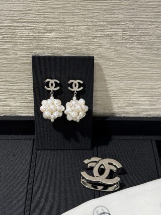 Chanel Pearl Flower CC Stud Earrings – Elegant Luxury Fashion Jewelry