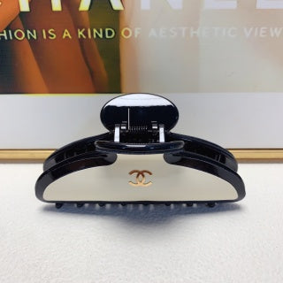 CHANEL Bianca Monochrome Signature Hair Claw Clip