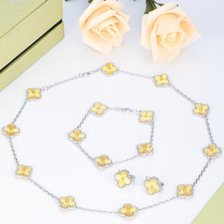 Louis Vuitton Blossom Pearl Stud Earrings